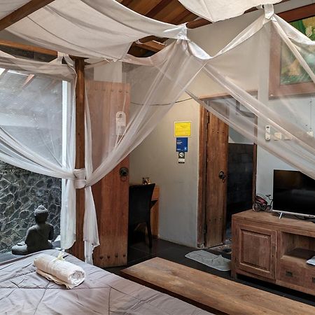 Astuti Gallery Homestay 요그야카르타 외부 사진
