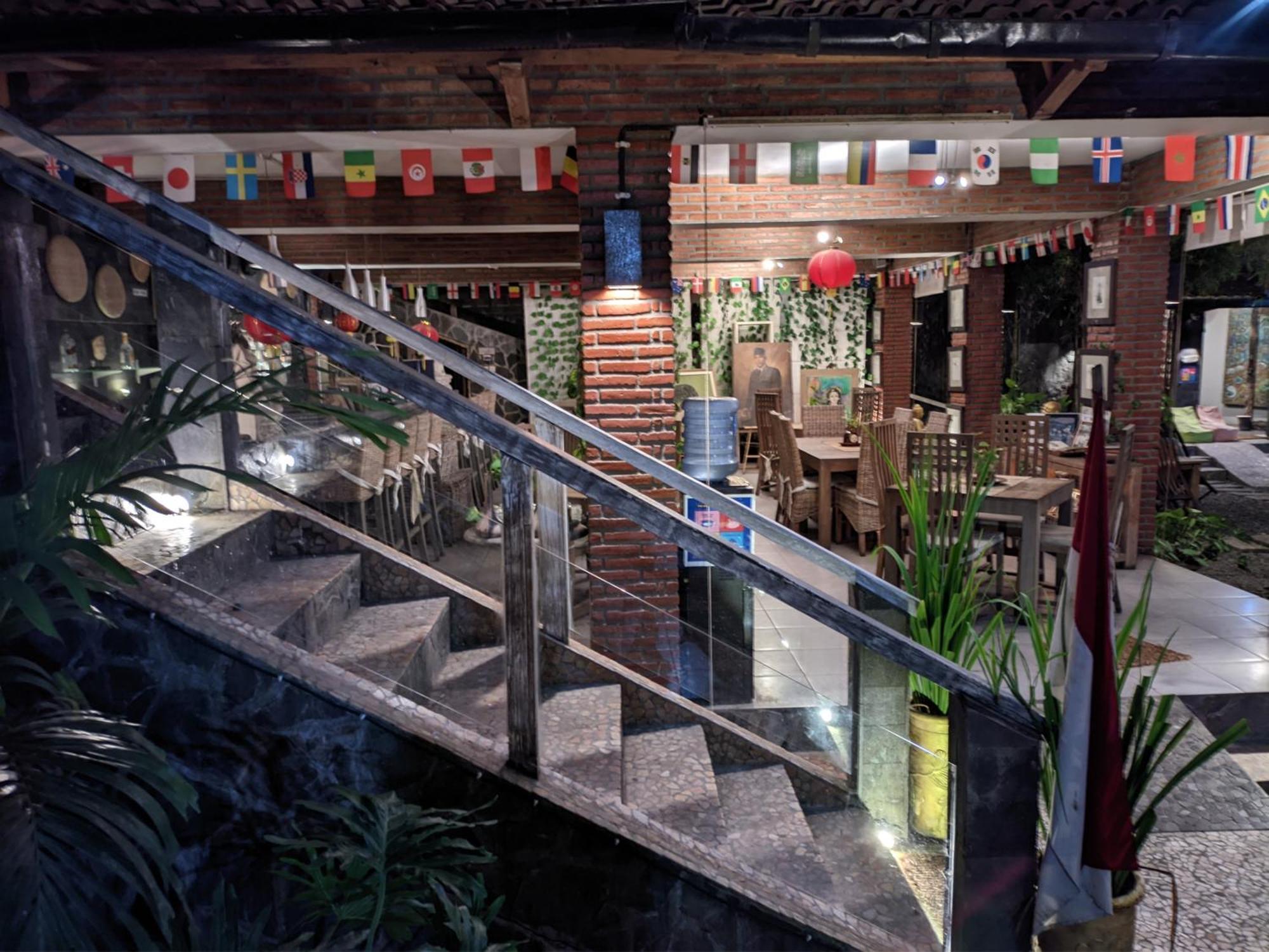 Astuti Gallery Homestay 요그야카르타 외부 사진