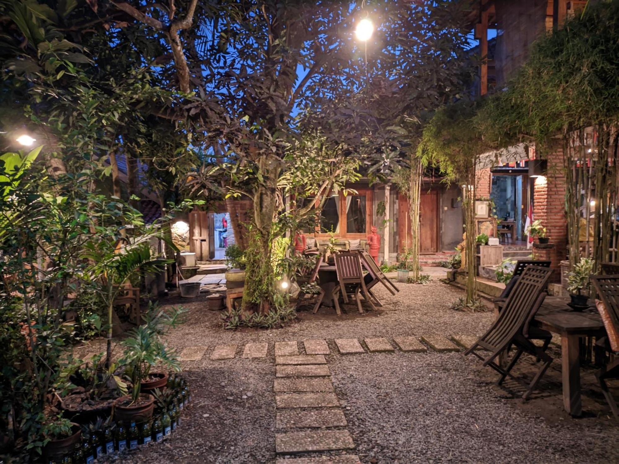 Astuti Gallery Homestay 요그야카르타 외부 사진