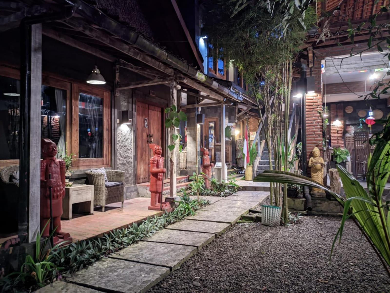 Astuti Gallery Homestay 요그야카르타 외부 사진