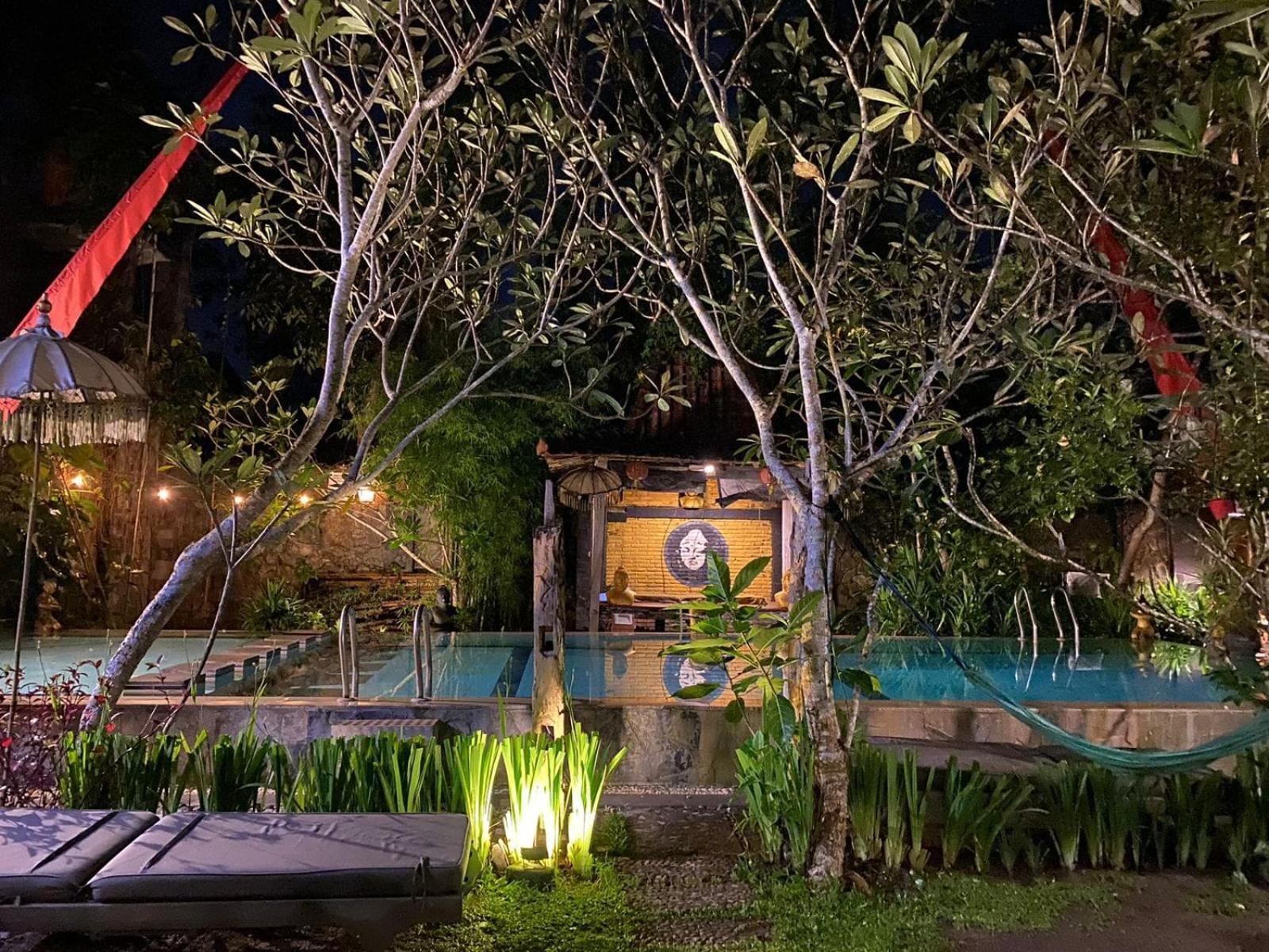 Astuti Gallery Homestay 요그야카르타 외부 사진