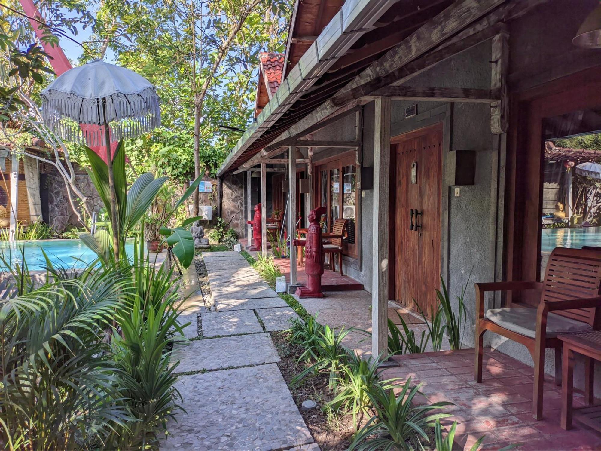Astuti Gallery Homestay 요그야카르타 외부 사진