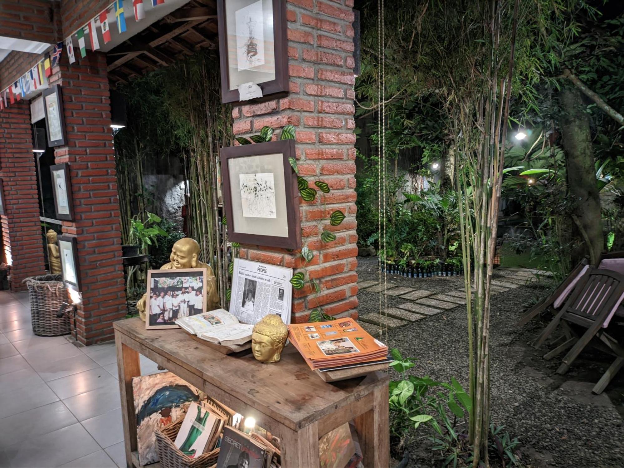 Astuti Gallery Homestay 요그야카르타 외부 사진