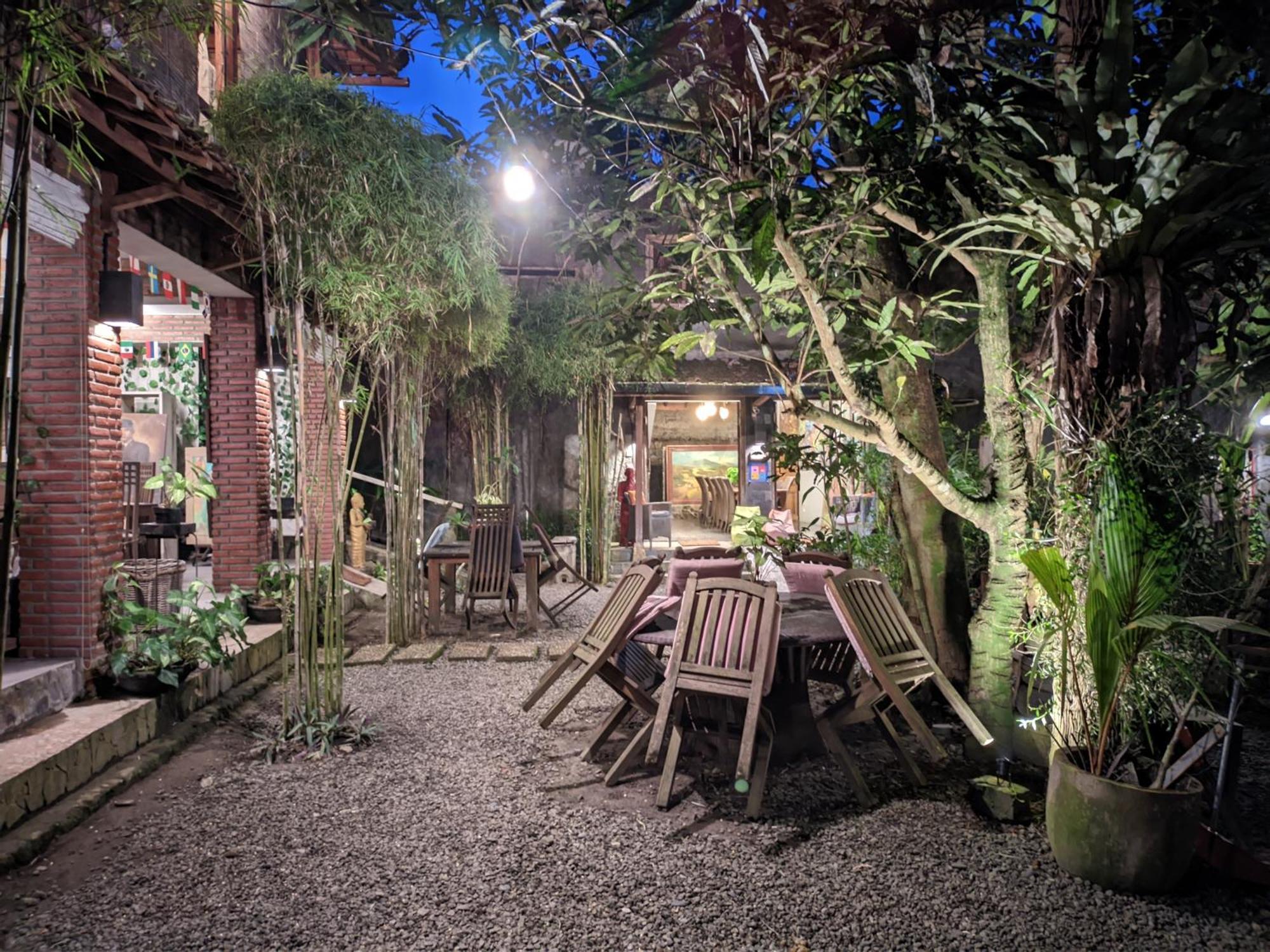 Astuti Gallery Homestay 요그야카르타 외부 사진