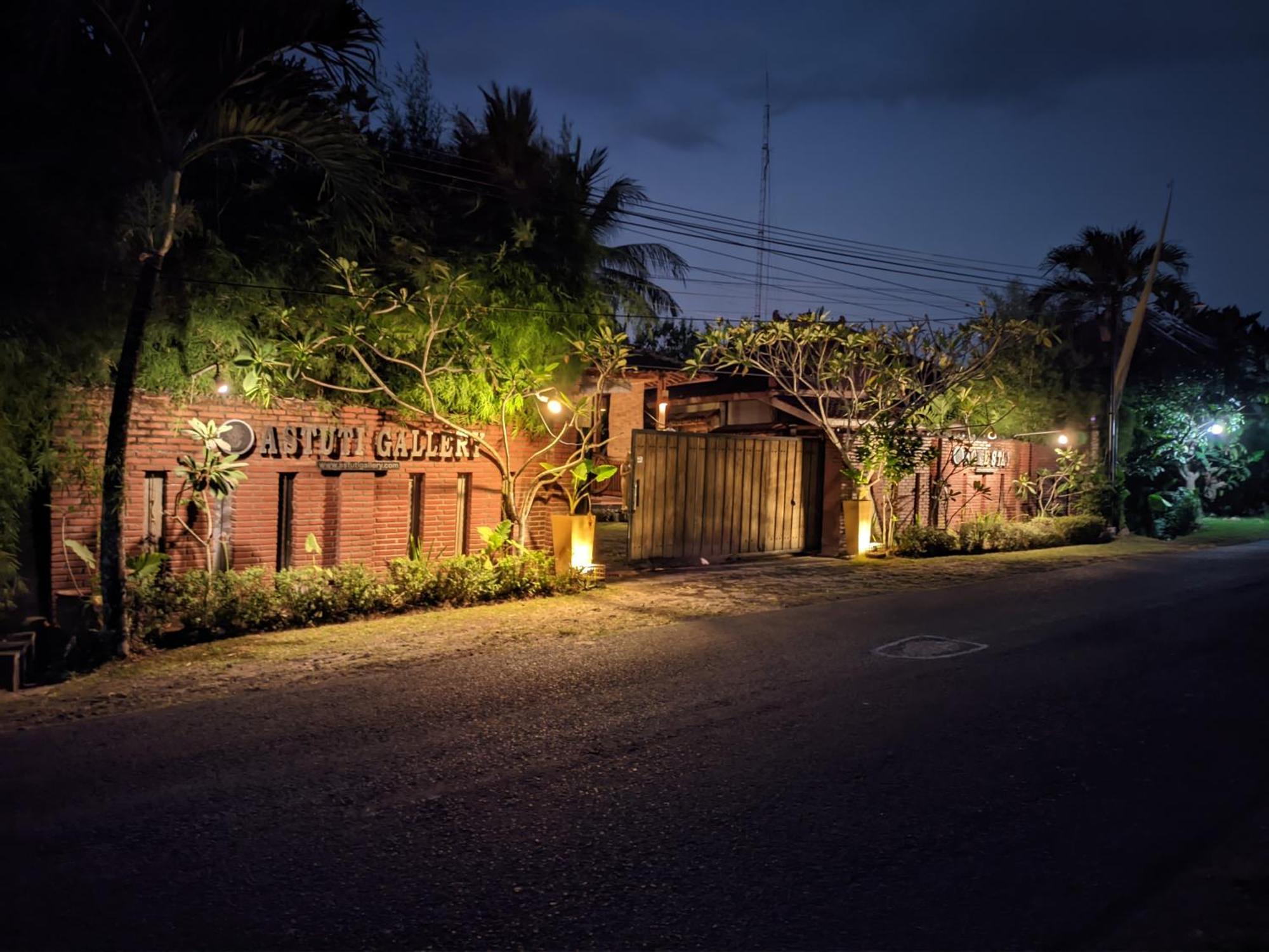 Astuti Gallery Homestay 요그야카르타 외부 사진