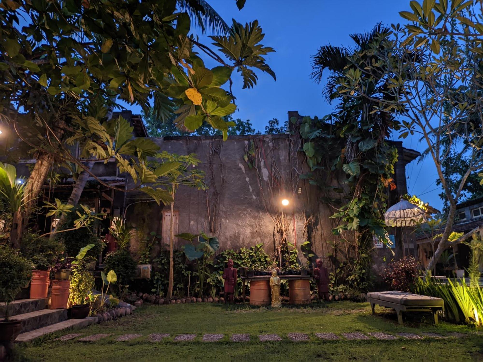 Astuti Gallery Homestay 요그야카르타 외부 사진