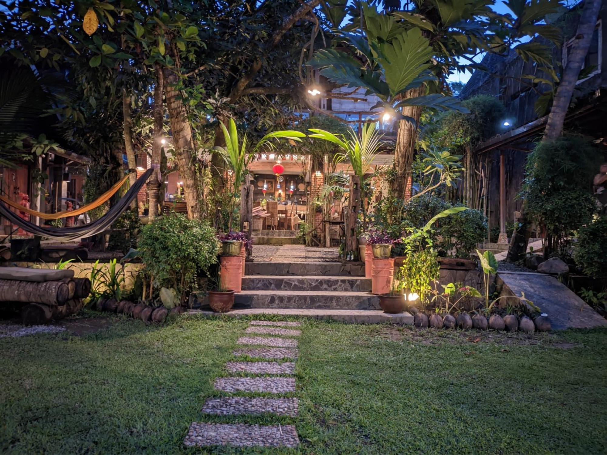 Astuti Gallery Homestay 요그야카르타 외부 사진
