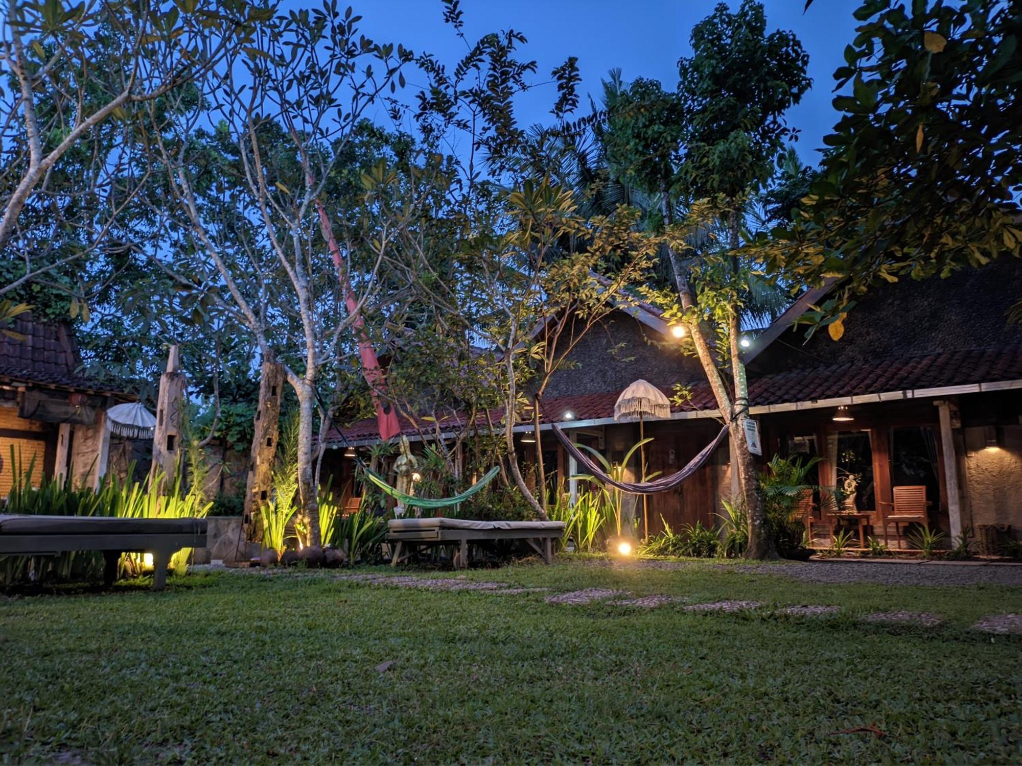 Astuti Gallery Homestay 요그야카르타 외부 사진
