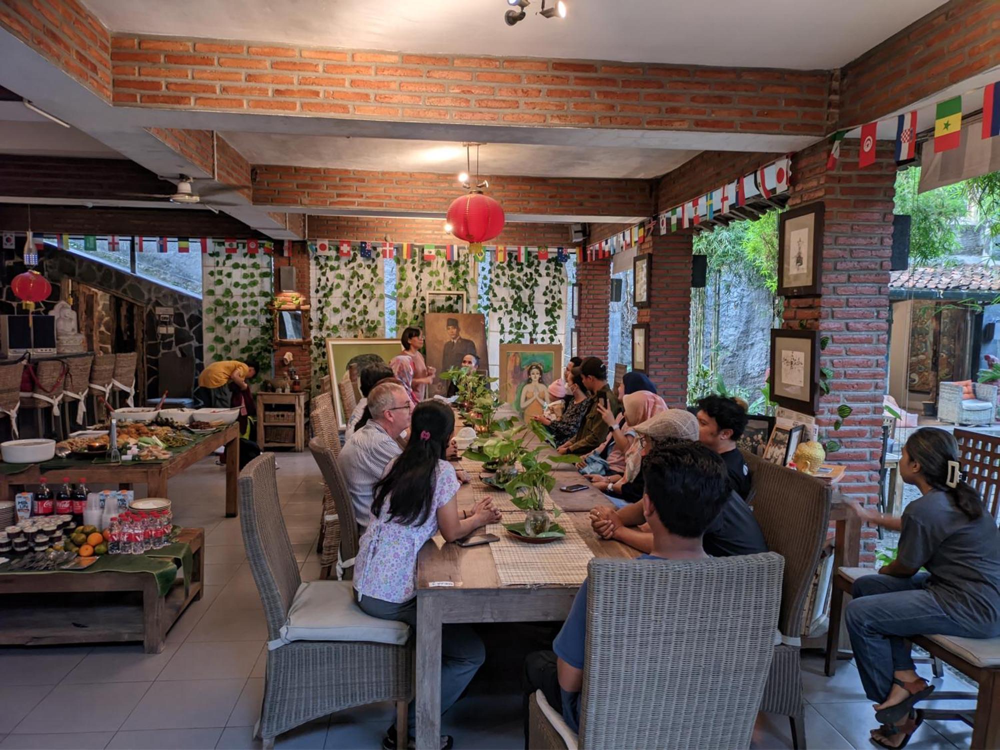Astuti Gallery Homestay 요그야카르타 외부 사진