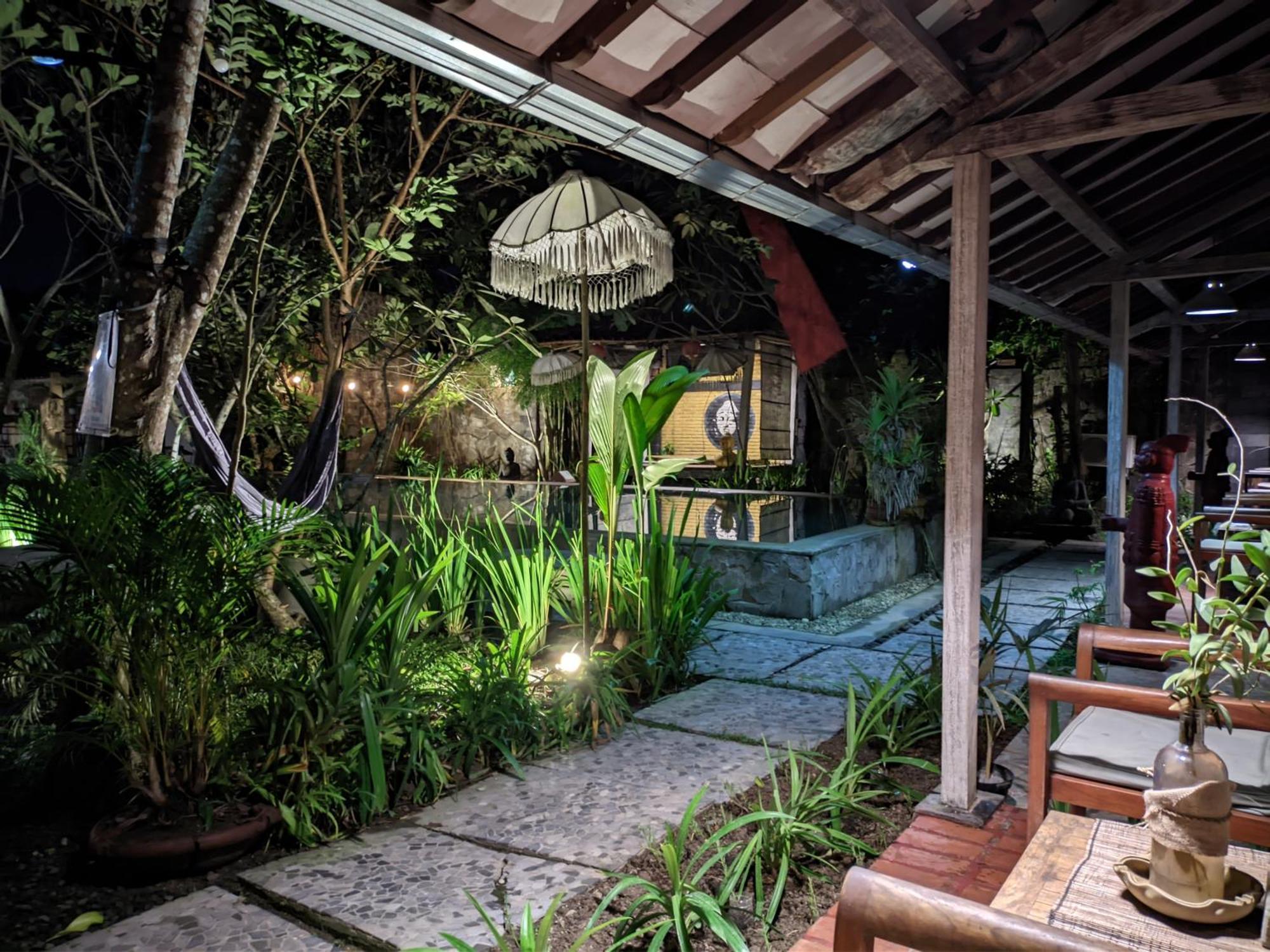 Astuti Gallery Homestay 요그야카르타 외부 사진