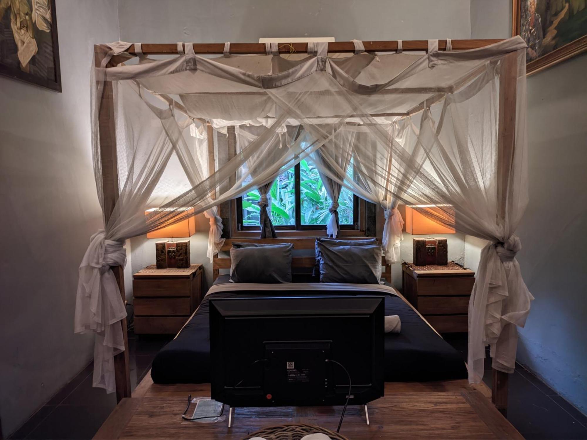 Astuti Gallery Homestay 요그야카르타 외부 사진
