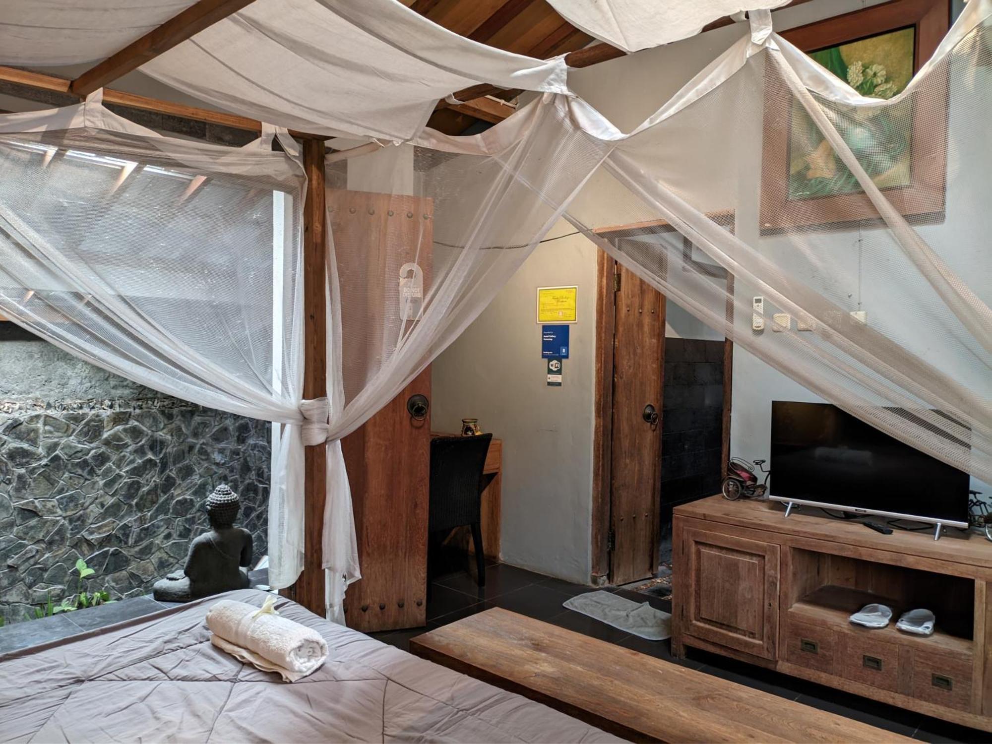 Astuti Gallery Homestay 요그야카르타 외부 사진