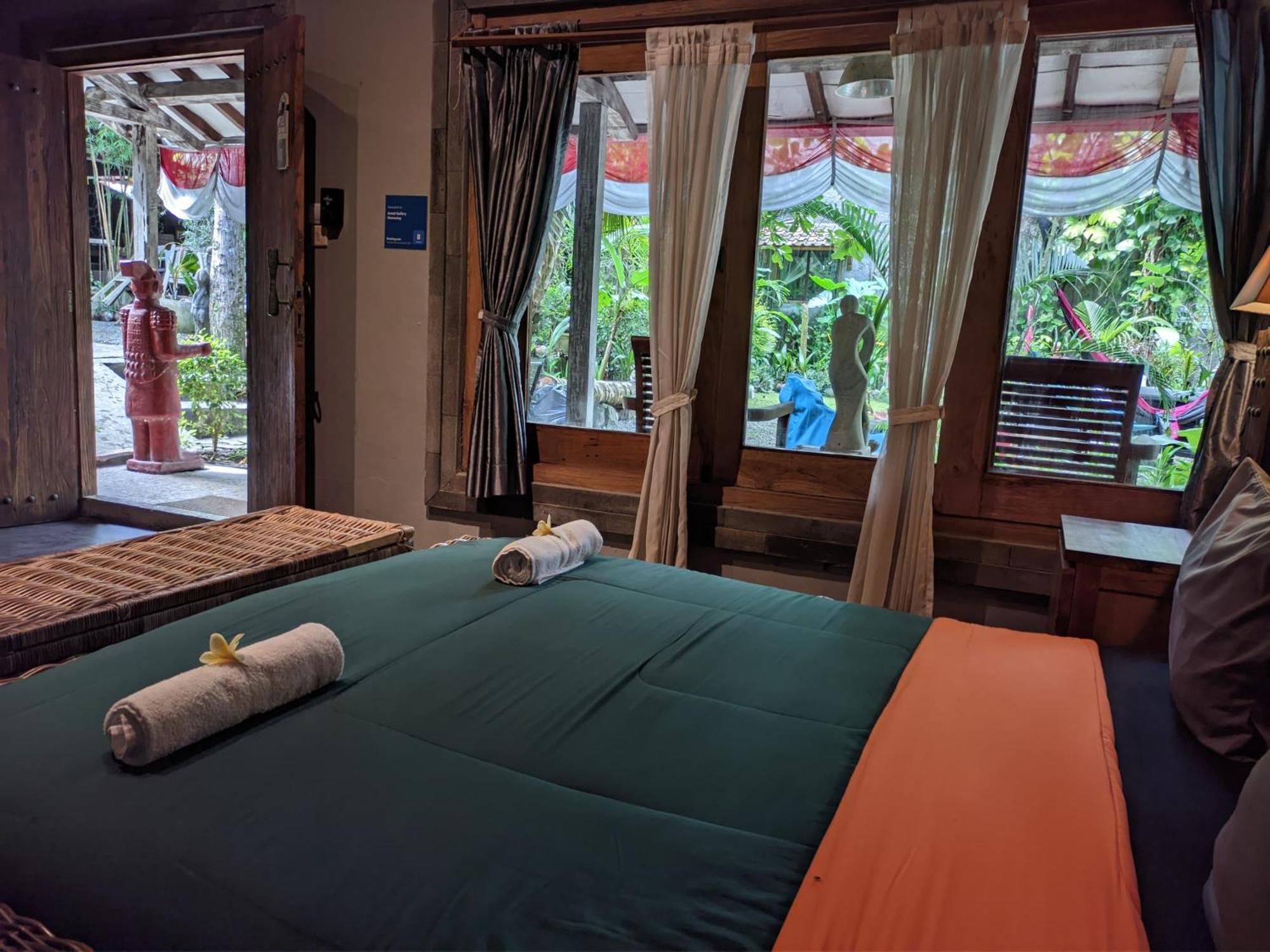 Astuti Gallery Homestay 요그야카르타 외부 사진